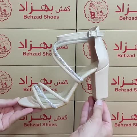 کفش پاشنه دار مجلسی زنانه دخترانه رنگ کرم سایز 36 تا 41 زیره رافیک پاشنه 8 سانتی رویه چرم مصنوعی بند سگکی