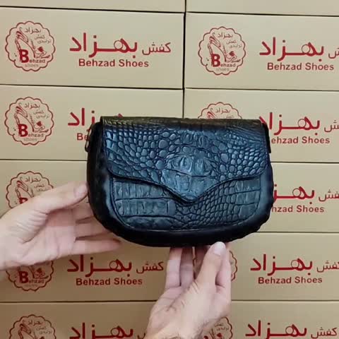 کیف دوشی زنانه  دخترانه تمام چرم طبیعی گاوی درجه یک رنگ مشکی دوخت ماشینی بند دوشی چرمی قابل تنظیم داخل کیف تک خانه 