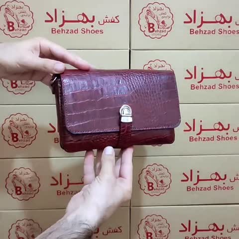 کیف دوشی تمام چرم طبیعی گاوی درجه یک زنانه دخترانه رنگ زرشکی  دوخت ماشینی بندقابل تنظیم جاکارتی تک زیپ کیفیت عالی سبک