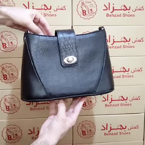 کیف دوشی تمام چرم طبیعی گاوی دخترانه زنانه رنگ مشکی دست دوز بند ثابت دوشی  داخل کیف تک زیپ داخل کیف تک خانه