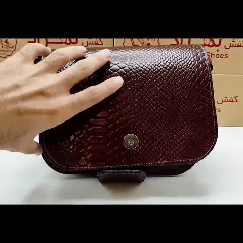 کیف دوشی زنانه تمام چرم طبیعی گاوی از بهترین و مرغوب ترین چرم آستر چرم رنگ قهوه ای ماشین دوز داخل کیف دو خانه تک زیپ