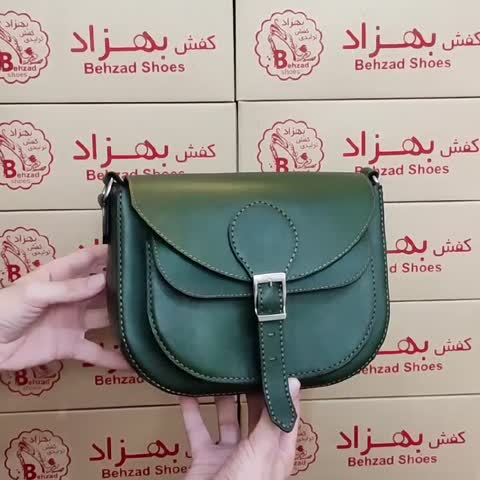 کیف دوشی تمام چرم طبیعی گاوی درجه یک زنانه دخترانه رنگ سبز دست دوز بند قابل تنظیم  تک زیپ کیفیت عالی 