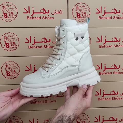 پوتین لژ پنج سانتی دخترانه زنانه رنگ کرم سایز 37 تا 40 زیره پیو کفی طبی دور دوخت رویه چرم صنعتی و پارچه کاپشنی