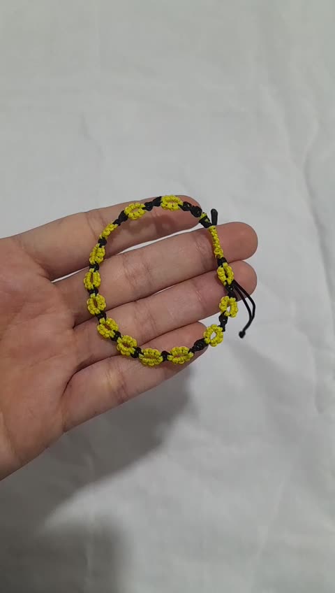 دستبند نخی طرح گل های زرد رنگ مدل  مکرومه  دست بافت