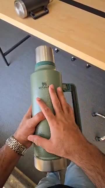 فلاسک استنلی مدل Stanley The Legendary Classic 1.9L