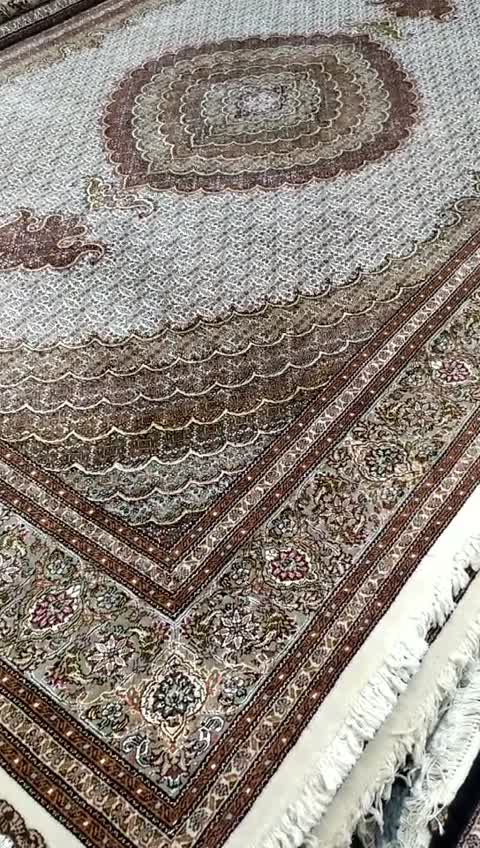 فرش دستباف ماهی خرّم بافت خوی اندازه جفت 9 متری کرم کد 6