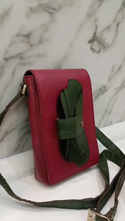 کیف دوشی ،یه کیف که جای عینکی جاموبایل ، جا کارتی همه روباهم داره( پس کرایه)