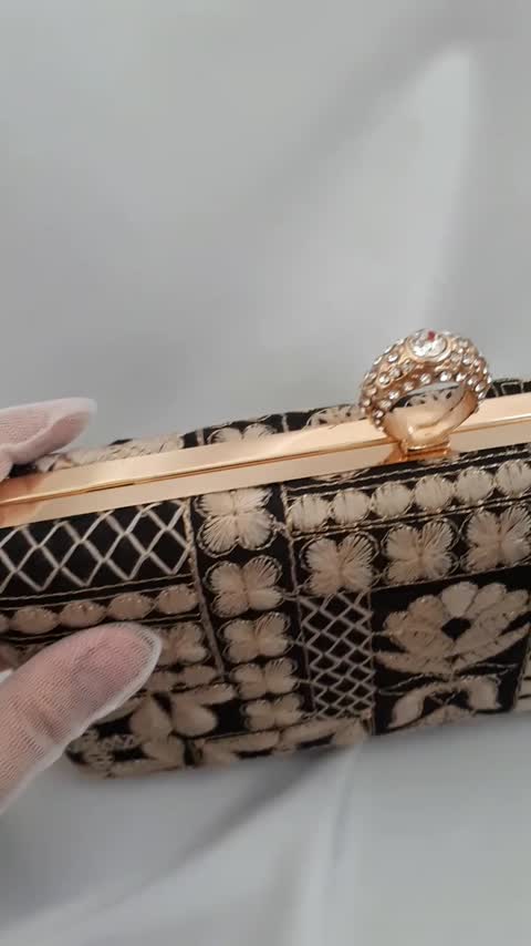 کیف زنانه مجلسی سوزندوزی مشکی طلایی دستساز
