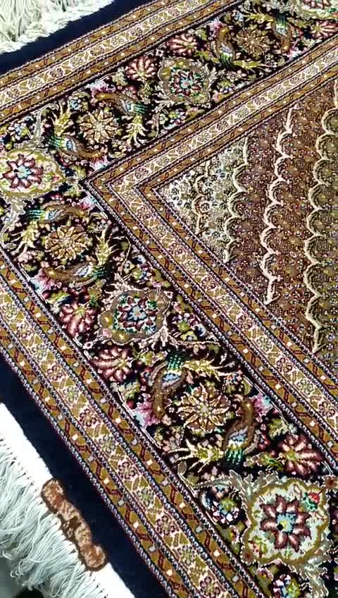 فرش دستباف ماهی خرّم بافت خوی اندازه 9 متری متن و حاشیه سرمه ای کد 317