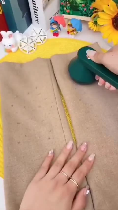 دستگاه پرزگیر شارژی (برطرف کننده خاک و پرز) مناسب برای انواع لباس،شال،کلاه،شلوار،مبل،پتو و... (تخفیف ویژه)
