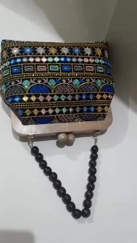 کیف مجلسی زنانه کیف طرح سنتی کیف دهانه چوبی کیف دسته چوبی طرح قسطی (ترمه22)