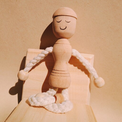 آدمک چوبی دستساز خراطی شده  عروسک چوبی با دست های قابل حرکت