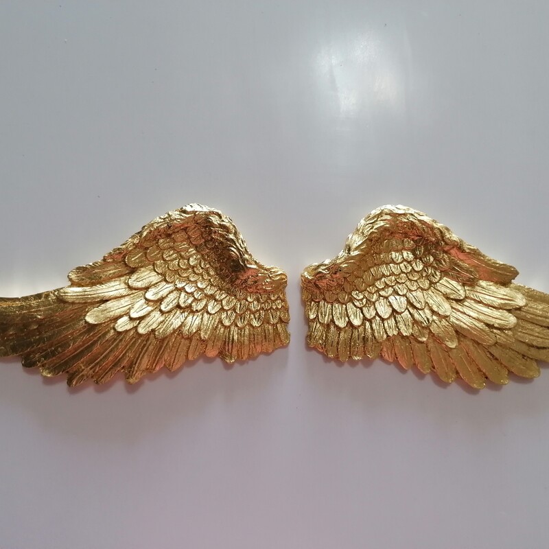 بال فرشته پلی استر طلا کوب شده با ورق طلا. سایز 40 سانتیمتر  و تا بال کنار هم 80 سانتیمتر است 