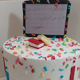کیک تولد خانگی با فیلینگ موز گردو با طرح جشن نوشتن نام