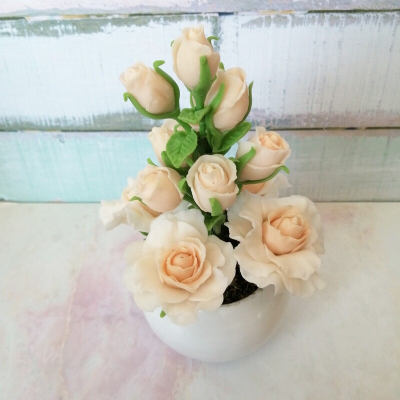 گلدان گل رز وغنچه رز خمیری دستساز بدون قالب  مناسب دکوری وکادو