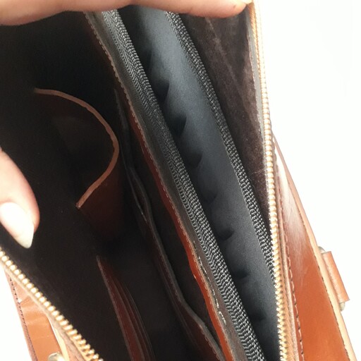 کیف چرمی  اداری مخصوص  لپتاپ، دارای جیب محافظ لپتاپ، بنددوشی چرم دورو ،جای مدارک داخل کیف طراحی شد 