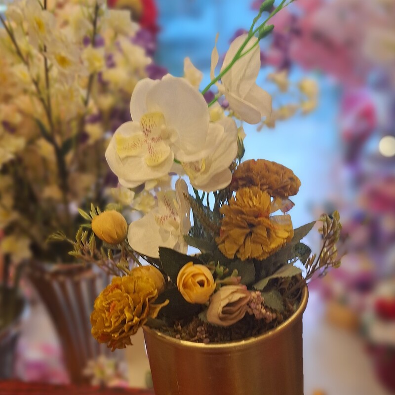 گلدان فلزی پایه دار همراه گلهایش