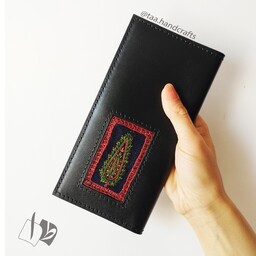 کیف پول و موبایل با سوزندوزی پته و چرم طبیعی به رنگ مشکی از طرح سرو از صنایع دستی طا 