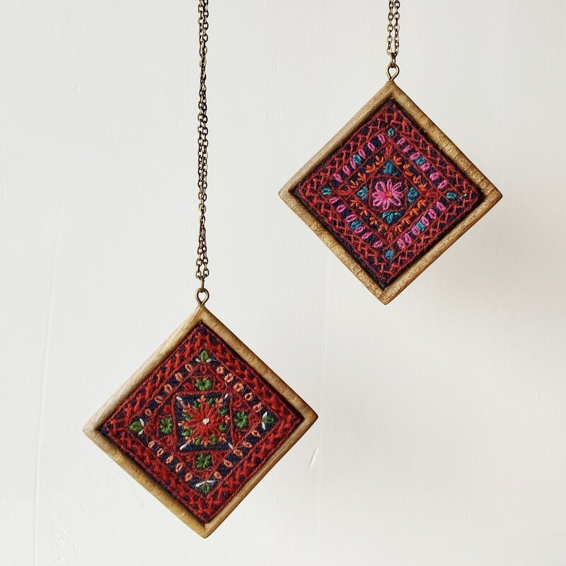 گردنبند زنانه چوبی با سوزندوزی پته کرمان کاملا دستساز به رنگ قرمز و صورتی طرح یلدا از صنایع دستی طا 