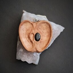 آویز گردنبند اسلایس سیب چوب سنجد با سنگ عقیق انیکس معدنی