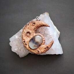 آویز گردنبند هلال ماه چوب سنجد با سنگ عقیق شجر معدنی
