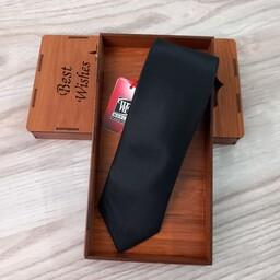 کراوات ترک مردانه مشکی با جعبه چوبی کادویی،کراوات مشکی طرح جودون ساده ،کراوات کادویی مردانه