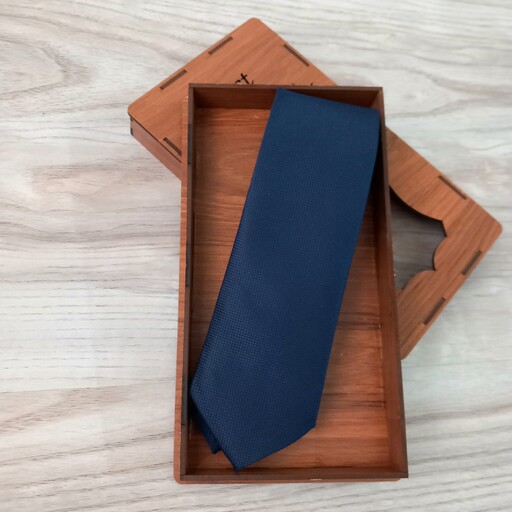 کراوات ترک مردانه با جعبه چوپی کادویی،کراوات سرمه ای ساده باطرح محو جودون اصل ترک،کراوات کادویی مردانه 