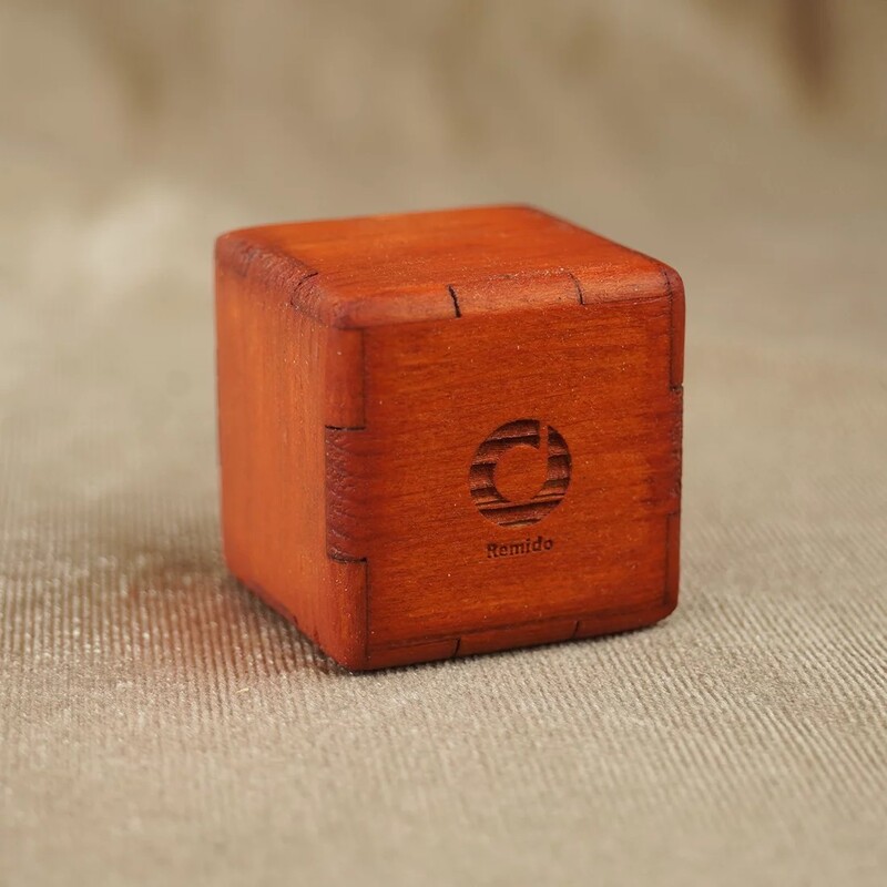 شیکر چوبی رمیدو مدل مکعبی رنگ نارنجی همراه با جعبه 