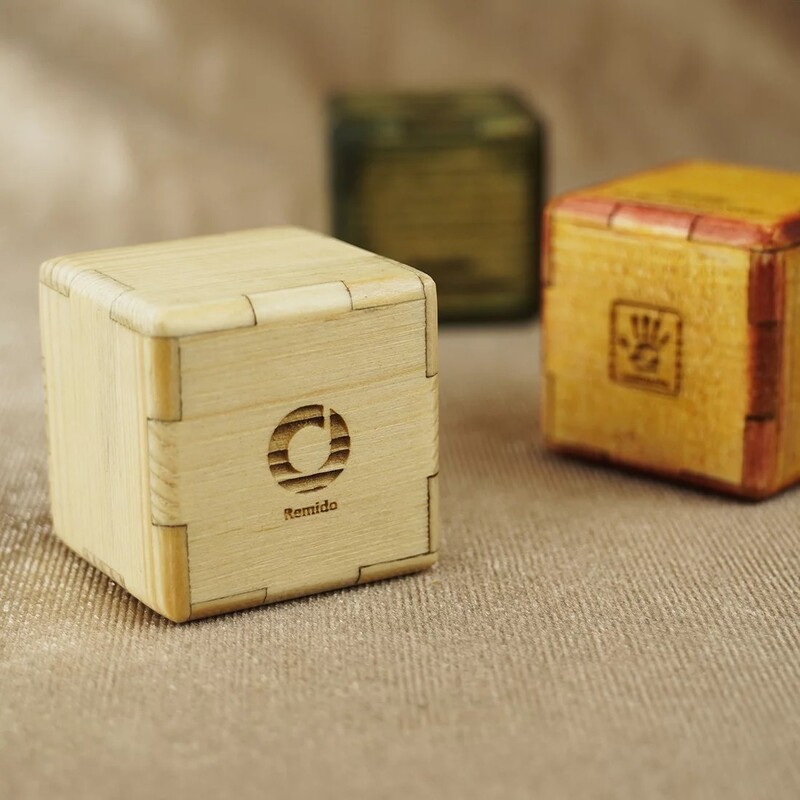شیکر چوبی رمیدو مدل مکعبی رنگ نارنجی همراه با جعبه 