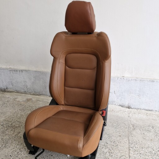 صندلی چرم خودرو مناسب برای اکثر خودرو های ایرانی و خارجی(یک صندلی قابل نصب برای راننده و شاگرد) 