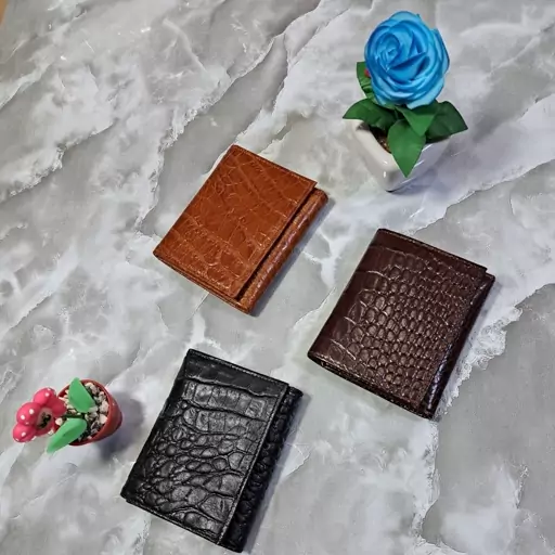 کیف چرم سه تاشو مردانه طرح کروکدیلی در سه رنگ مشکی و قهوه ای و عسلی  مناسب برای کارت های اعتباری و عکس و پول