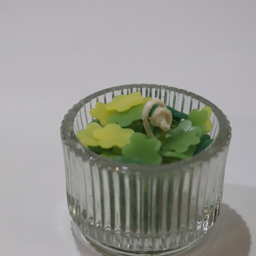 شمع پولکی گل گلی طیف سبز و زرد  شات شیشه ای کوچک فیتیله نخی قابل سفارش با رنگ دلخواه