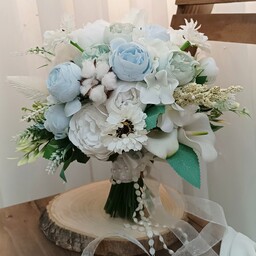 دسته گل عروس سفید و آبی روشن ژورنالی با گلهای مصنوعی وارداتی 