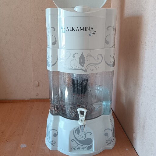 دستگاه تصفیه آب خانگی قلیایی آلکامینا دارای 6 گوی حاوی 18 نوع سنگ یشم و فیلتر چند لایه از سنگ ریزه های یشم است