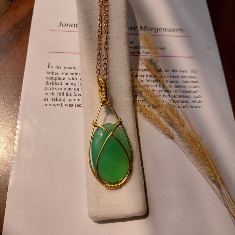 گردنبند سنگ عقیق سبز  ساخته شده با مفتول برنجی به همراه  زنجیر دیپلمات طلایی