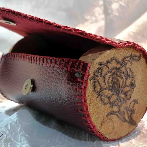 کیف چوب و چرم دست دوز استوانه ای ققنوس به همراه قطعه سوخته نگاری طرح گل شاه عباسی 