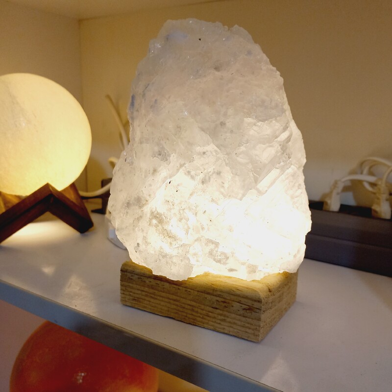 آباژور سنگ نمک مدل کریستال دلنمک، چراغ خواب طرح خاص
