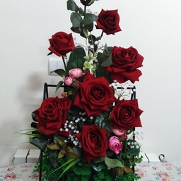استند مشکی پایه دار با  گل مصنوعی  و گل های مخملی قرمز  ویژه هدیه همه مکانها و نامزدی و بله برون 