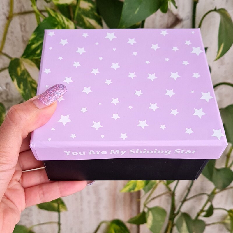 باکس آرایشی (پک هدیه) بنفش ستاره ای شامل محصولات فانتزی و کاربردی مناسب هدیه تولد، روز دختر و زن