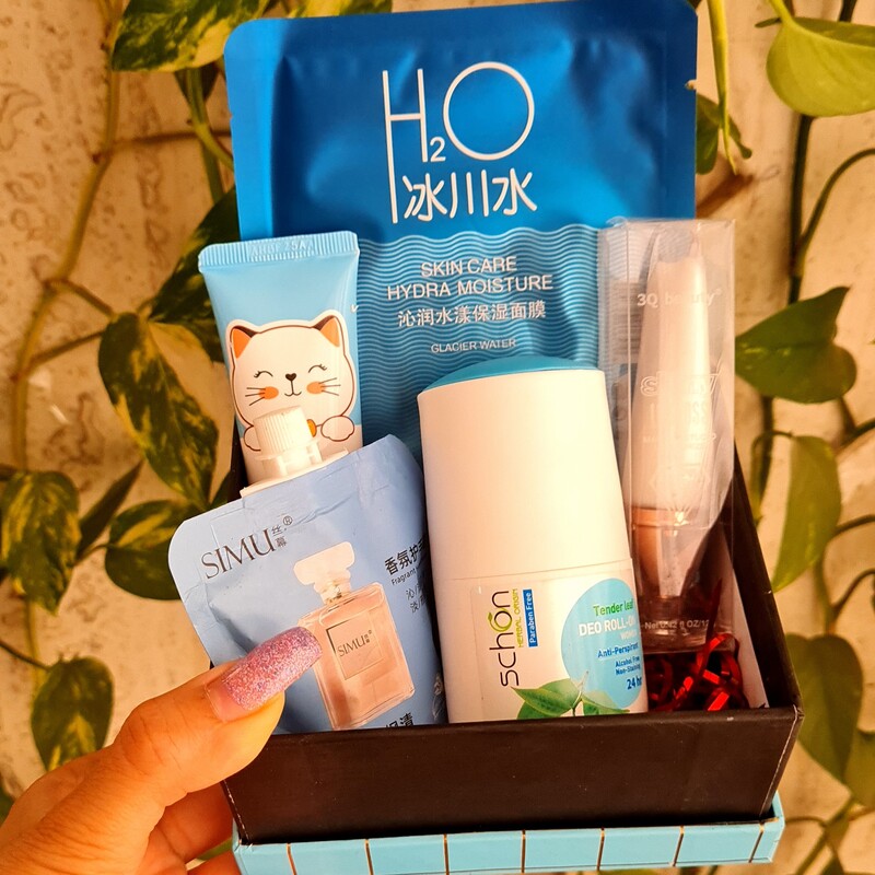 باکس آرایشی (پک هدیه )هپی دی آبی شامل محصولات فانتزی و کاربردی مناسب هدیه تولد، روز دختر و زن