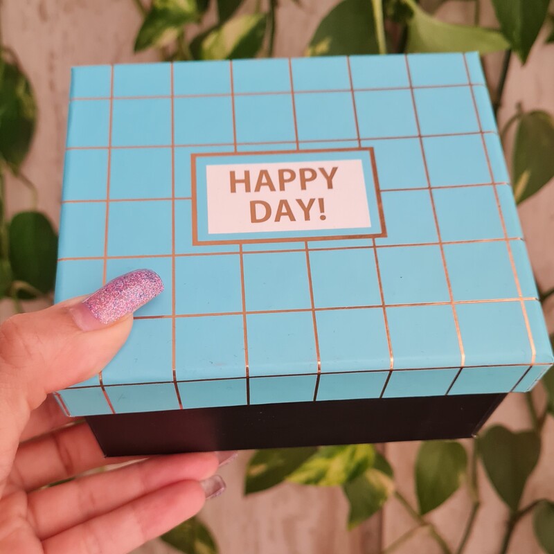باکس آرایشی (پک هدیه )هپی دی آبی شامل محصولات فانتزی و کاربردی مناسب هدیه تولد، روز دختر و زن