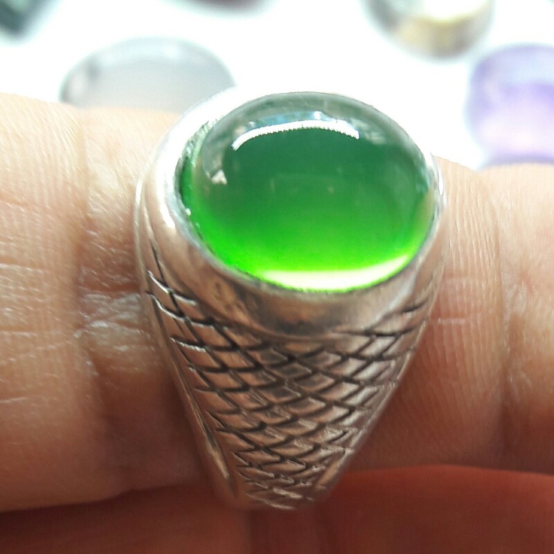 انگشتر عقیق سبز آبدار لامپی  زیبا رکاب نقره وزن12 گرم