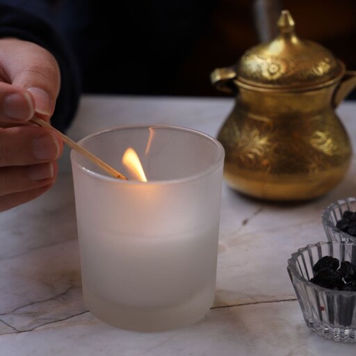 شمع شیشه ای مات با رایحه و اسانس گل  مناسب هدیه دادن