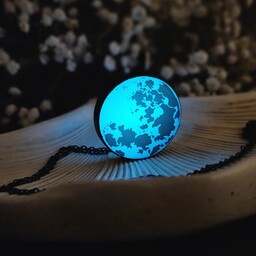 گردنبند ماه شبتاب رزینی فریم و زنجیر مشکی استیل دستساز