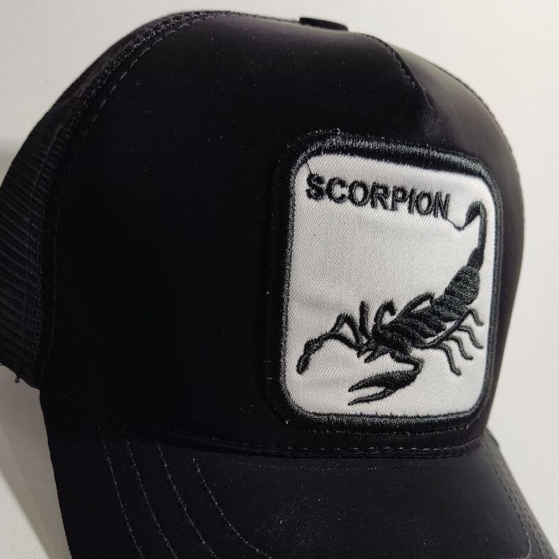 کلاه نقابدار  گورین لمینتی گلدوزی شده طرح عقرب scorpion پشت توری با قفل تعیین سایز  محصول کشور ترکیه