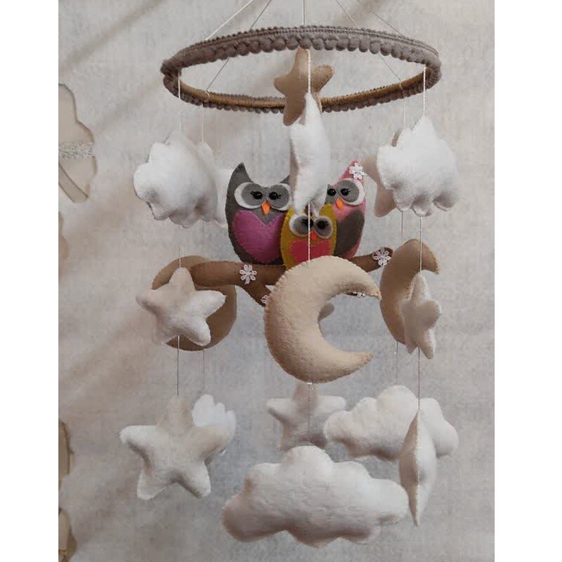 آویز نمدی بالای تخت و گهواره کودک و نوزاد (مدل خانواده جغد ها )