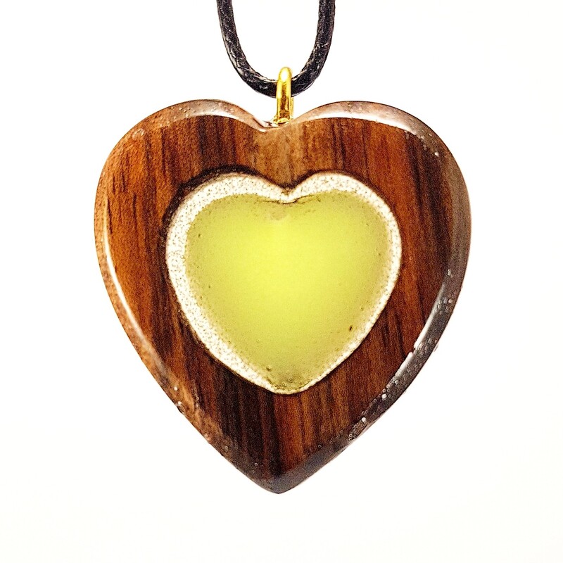 گردنبند دست ساز قلب چوبی برند تولتک کد906 چوب و رزین طول35میلیمتر رنگ قهوه ای سبز آبی شب تاب ضد خش در دو رو