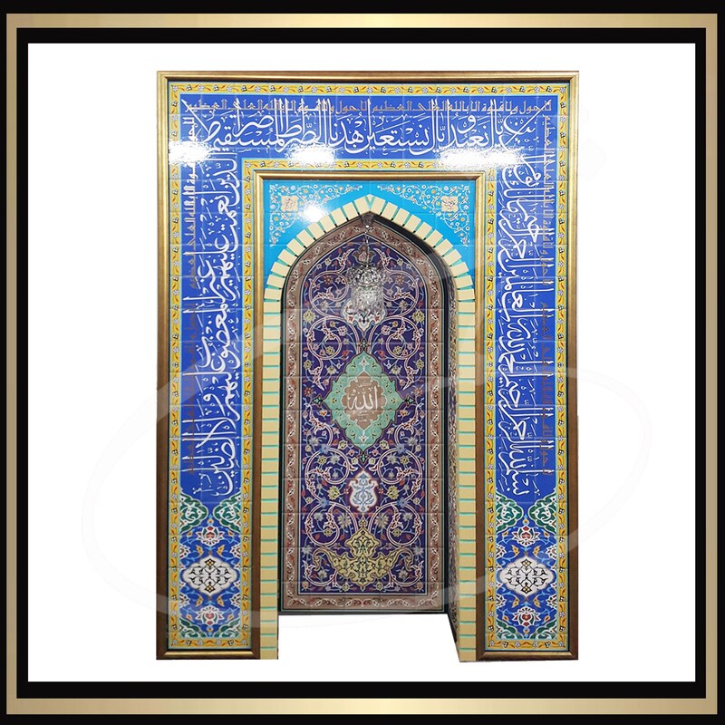 محراب چوبی نمازخانه و مسجد سایز 150 در 220  طرح کاشی کاری همراه با لوستر طرح اختصاصی شرکت ثامن