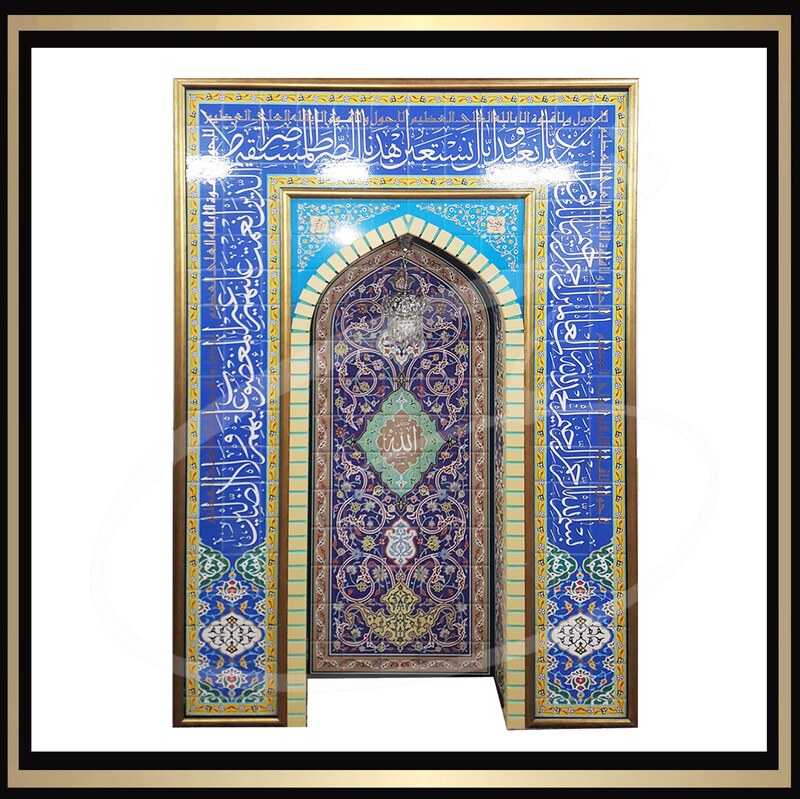 محراب چوبی نمازخانه و مسجد سایز 120 در 180 طرح کاشی کاری همراه با لوستر  طرح اختصاصی شرکت ثامن