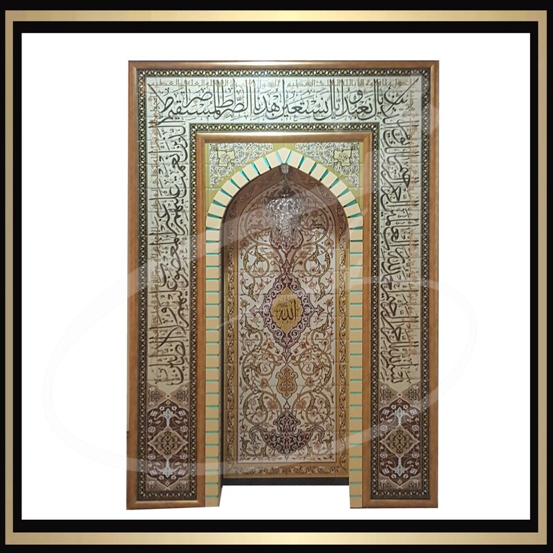 محراب چوبی نمازخانه و مسجد سایز 150 در 220  طرح کاشی کاری همراه با لوستر طرح اختصاصی شرکت ثامن